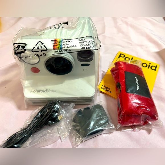 Polaroid Now Bundle with White Camera and Red Travel Pouch - Picture 2 of 2